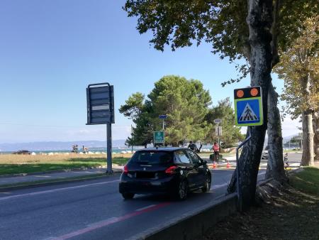 Ta opozorilni sistem začne ob približevanju vozila utripati.